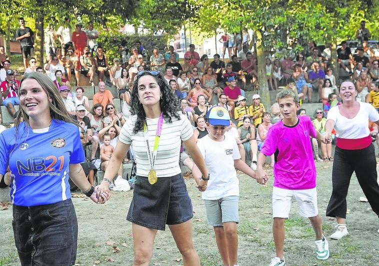 La futbolista Oihane Hernández luciendo orgullosa la medalla ayer en el homenaje que le brindaron en Sopela sus vecinos.