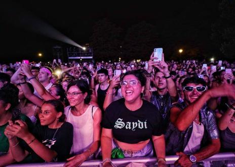 Imagen secundaria 1 - Los fans llenaron el recinto.