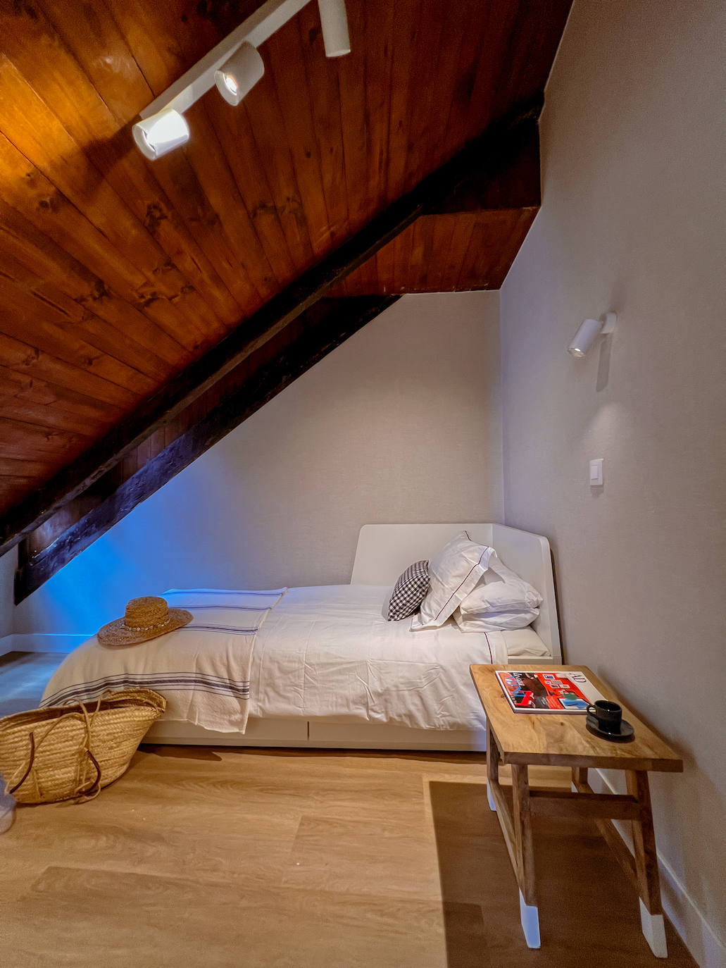 El ático de 54 metros de una pareja en Lekeitio con vistas al puerto y encanto marinero