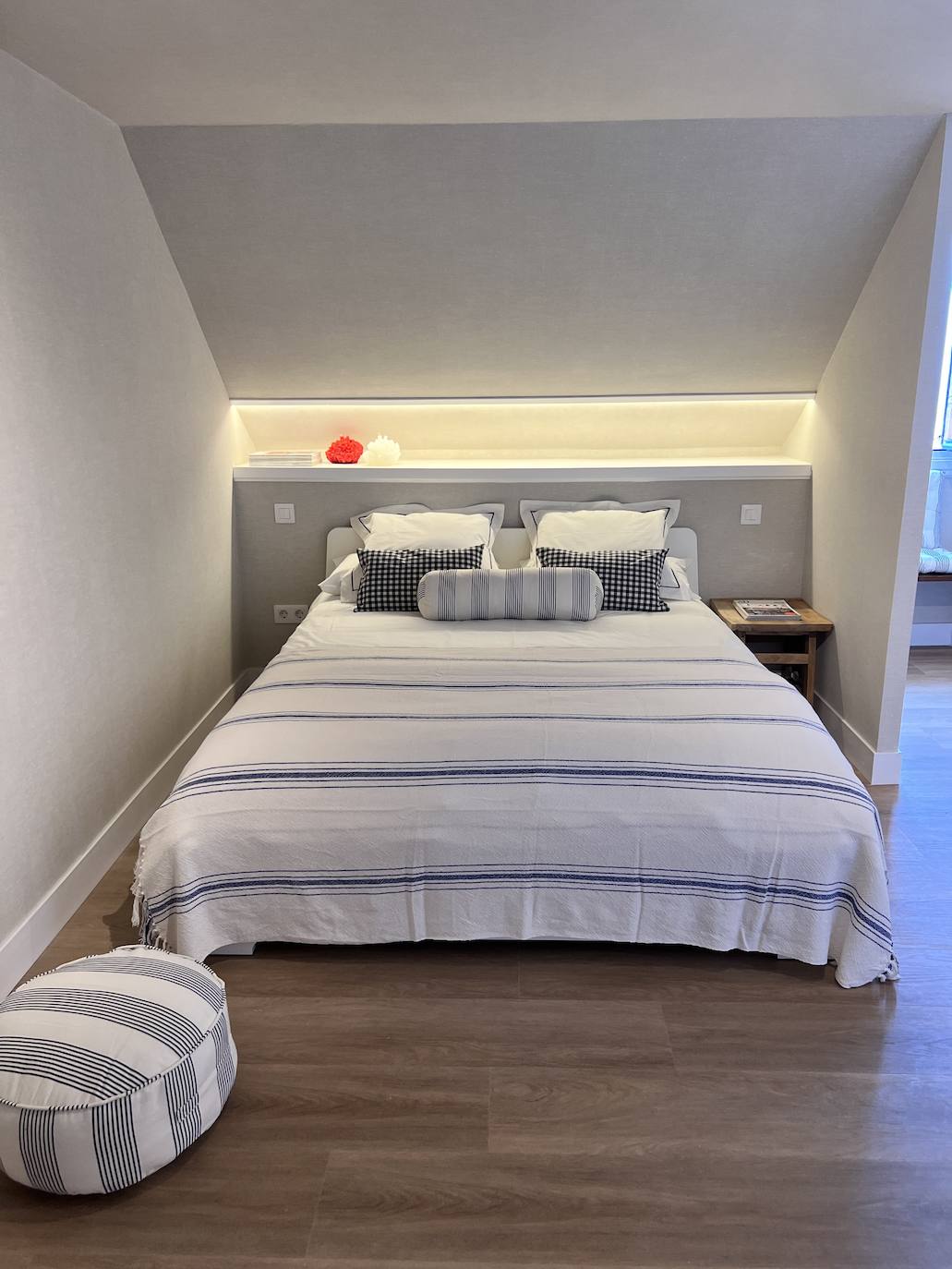 El ático de 54 metros de una pareja en Lekeitio con vistas al puerto y encanto marinero