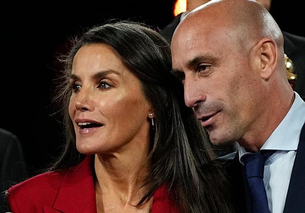 Luis Rubiales coge por los hombros a la reina Letizia en el Accord Stadiun de Sídney, donde se celebró la final del Mundial que ganó la selección española de fútbol femenino.