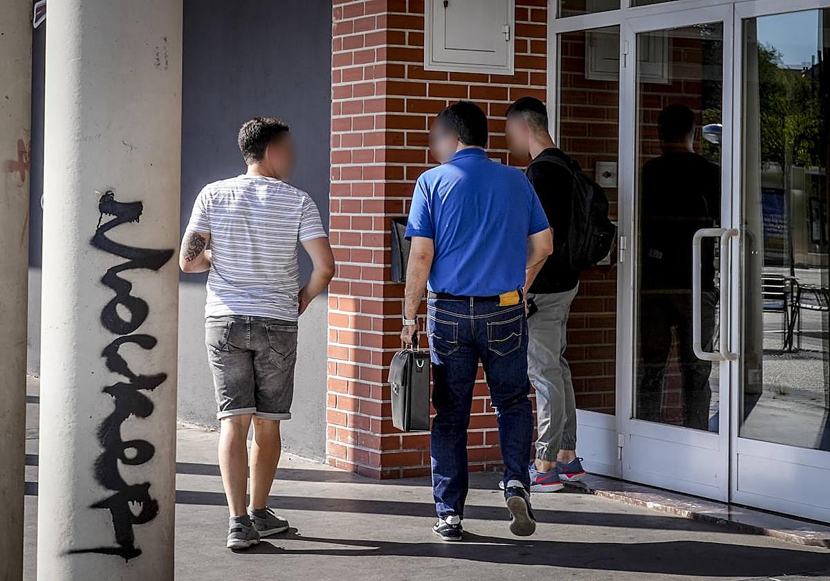 Ertzainas acceden al interior del bloque de Lakuabizkarra donde se produjeron los hechos.