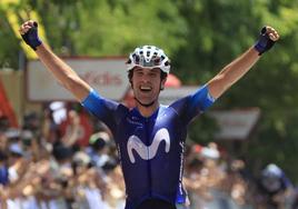 Oier Lazkano levanta los brazos tras proclamarse campeón de España de ciclismo en ruta.