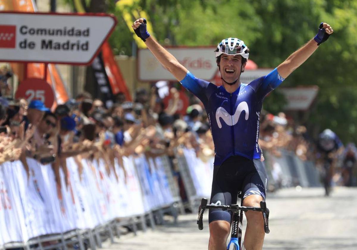 Oier Lazkano levanta los brazos tras proclamarse campeón de España de ciclismo en ruta.