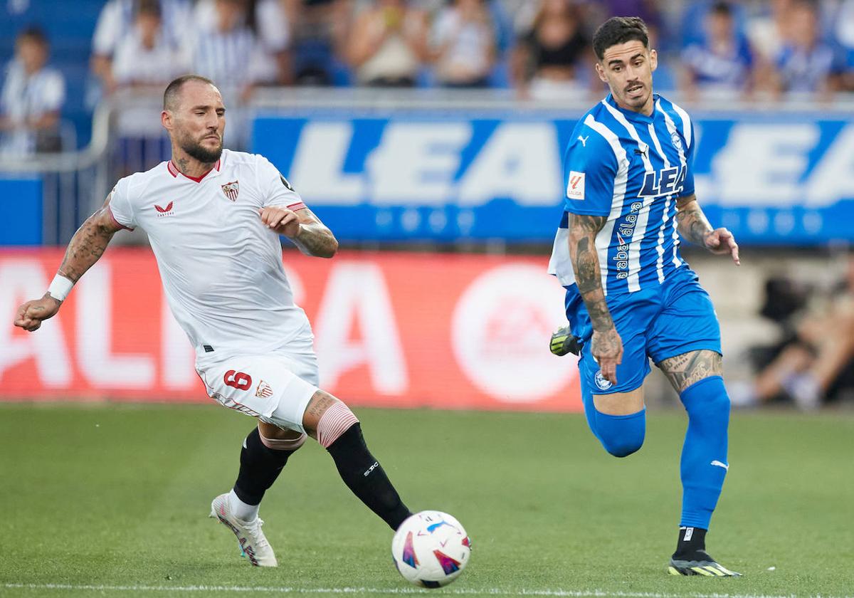 Miguel, a la carrera contra Gudelj en el encuentro contra el Sevilla del pasado lunes.