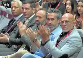 Jorge Vilda y Luis de la Fuente aplauden la intervención de Luis Rubiales ante los miembros de la asamblea.