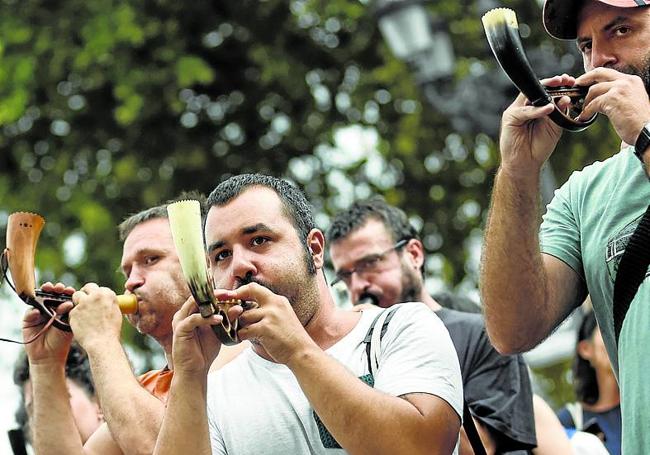 El sonido de las albokas llenó las calles.