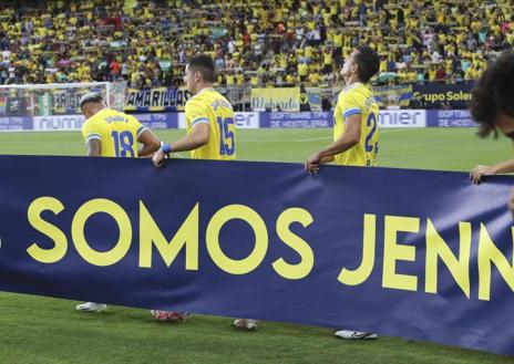 Imagen secundaria 1 - Los jugadores del Cádiz CF colocaron una pancarta con el lema «Todo somos Jenni» sobre el campo antes del comienzo del partido y los del Sevilla con un lema de protesta contra Rubiales en sus camisetas,