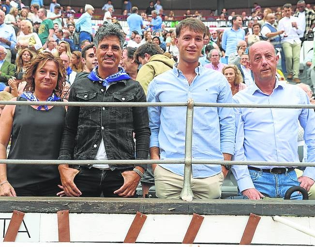 Maite Alegría, Josetxu Etxebarria, Aitor e Iñaki Agirrebeña.