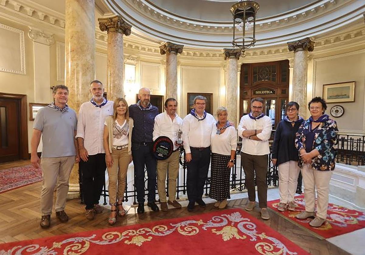 Aitor Valdecantos, que ha recogido el premio en nombre de los italianos, junto al alcalde, la Concejala de Fiestas y el Jurado del concurso.