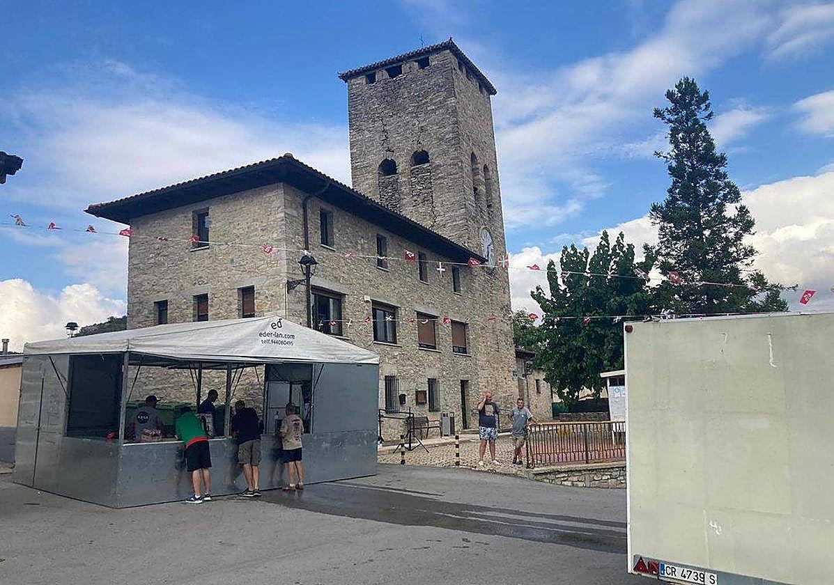 El ataque tuvo lugar en la plaza del pueblo, cerca de la txosna instalada por las fiestas.