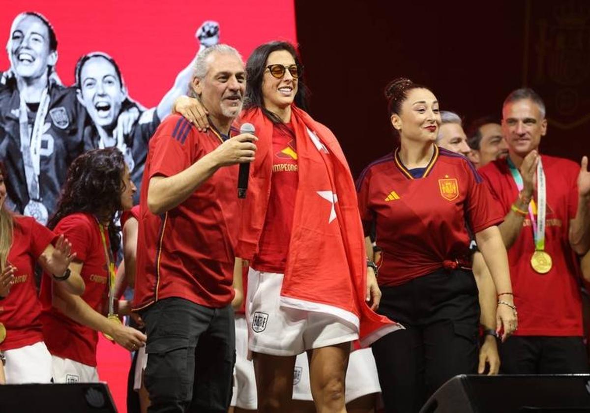 Imagen de la futbolista Jenny Hermoso junto a los cantantes del grupo Camela, Dionisio Martín, y María Ángeles Muñoz, durante la celebración de la victoria en Madrid Río el 21 de agosto.