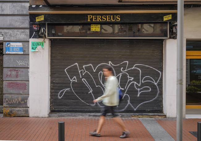 En el almacén de este local, ya cerrado, se produjo un abuso sexual a una menor tutelada.