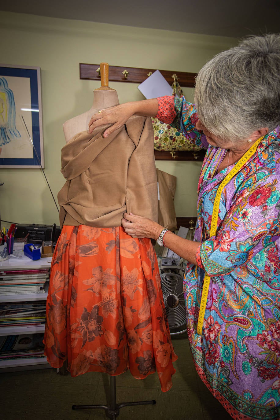 Un siglo de costura en Bilbao Cristina Tapias sigue dando vida al