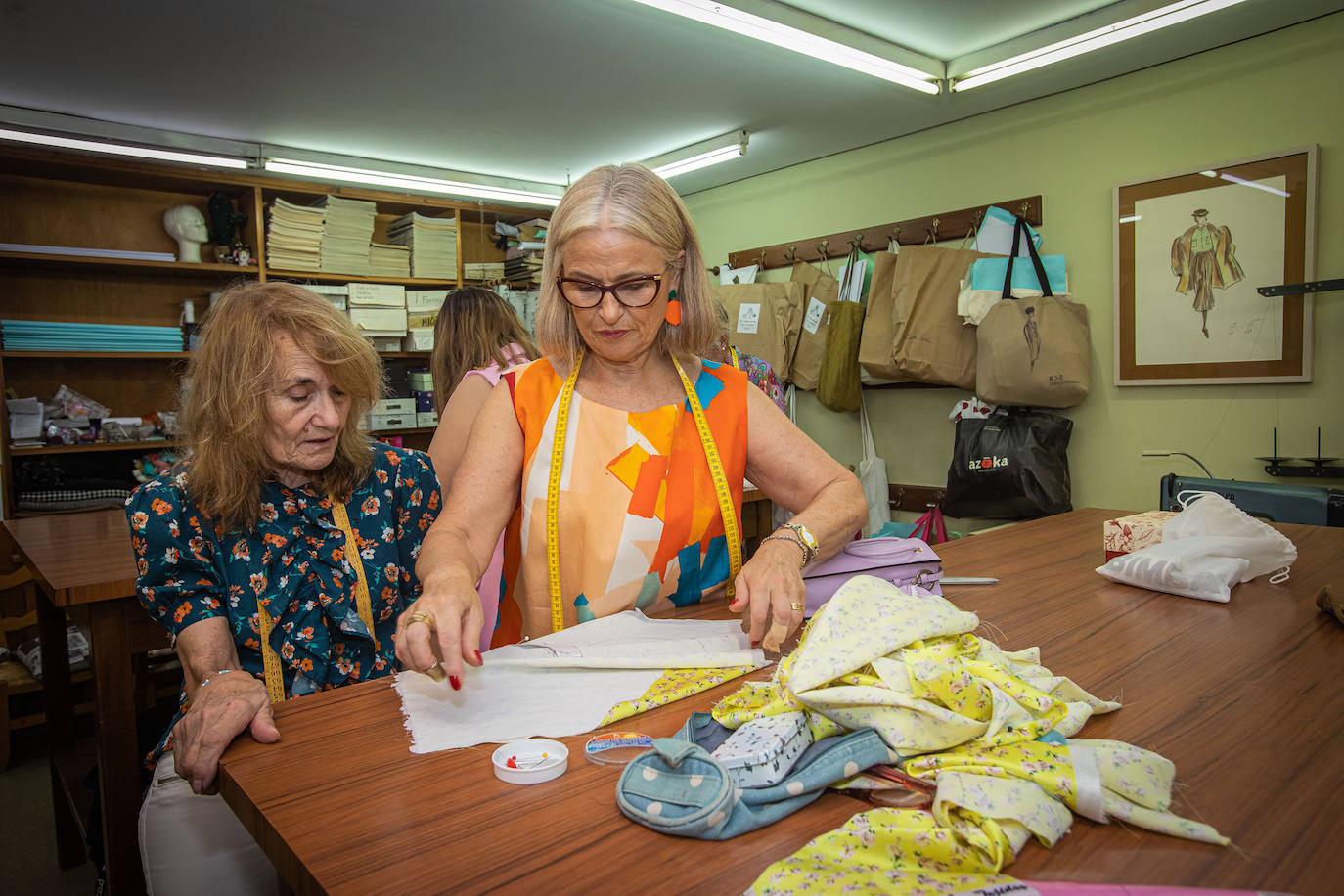 Un siglo de costura en Bilbao Cristina Tapias sigue dando vida al