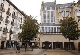 Exterior del edificio de la plaza del Arca, junto al Caminante.