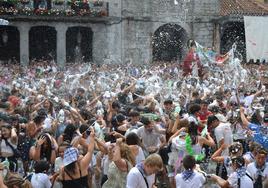 Una multitud celebra el arranque de las fiestas con espumoso en Llodio.