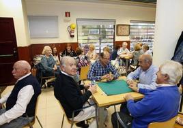 Un grupo de pensionistas juega a las cartas en un hogar del jubilado.