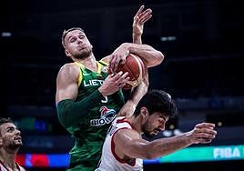 Sedekerskis captura un rebote durante el Mundial.