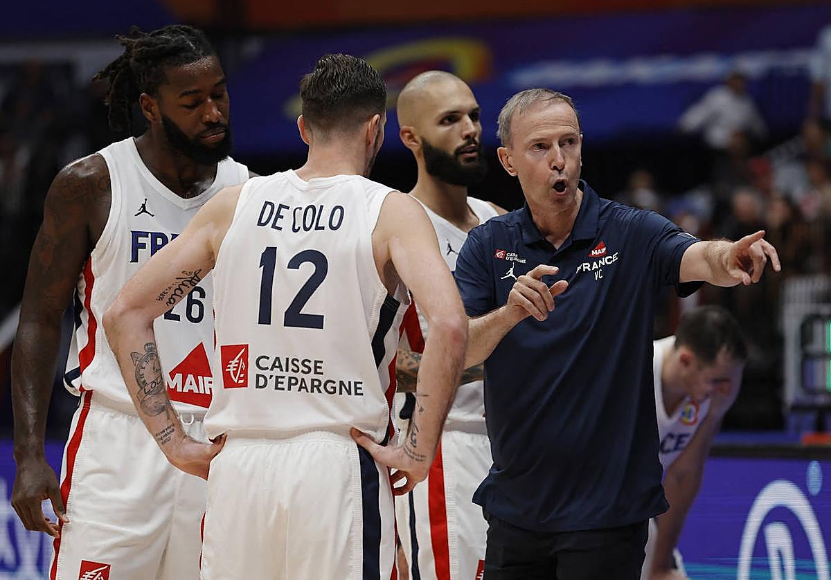 El seleccionador Vincent Collet da instrucciones a De Colo, Lessort y Fournier durante el Mundial.