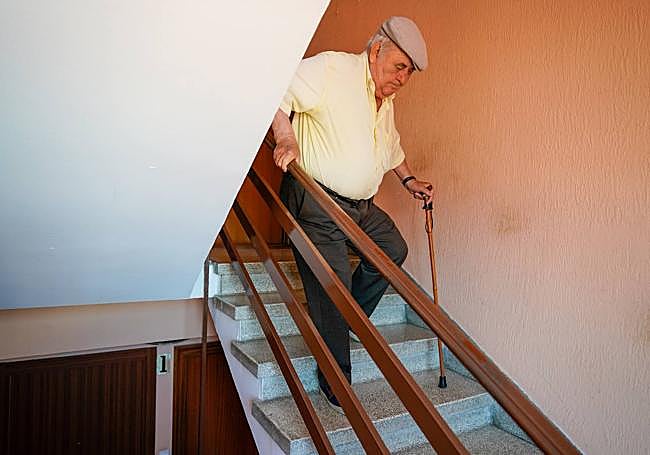 Joaquín baja dos veces al día de 'txikiteo'.