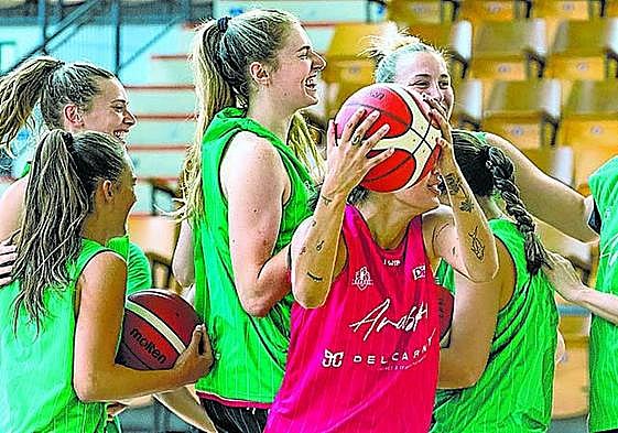 Las jugadoras del Araski, en el entrenamiento de ayer.