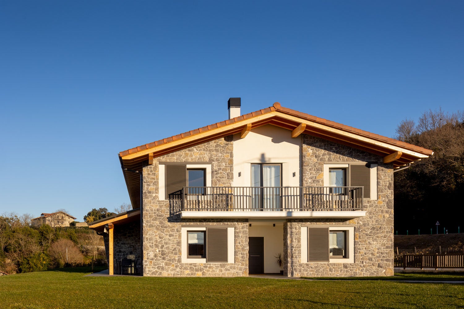 Dos casas en una: el chalet de revista para un padre y su hijo en Urdaibai