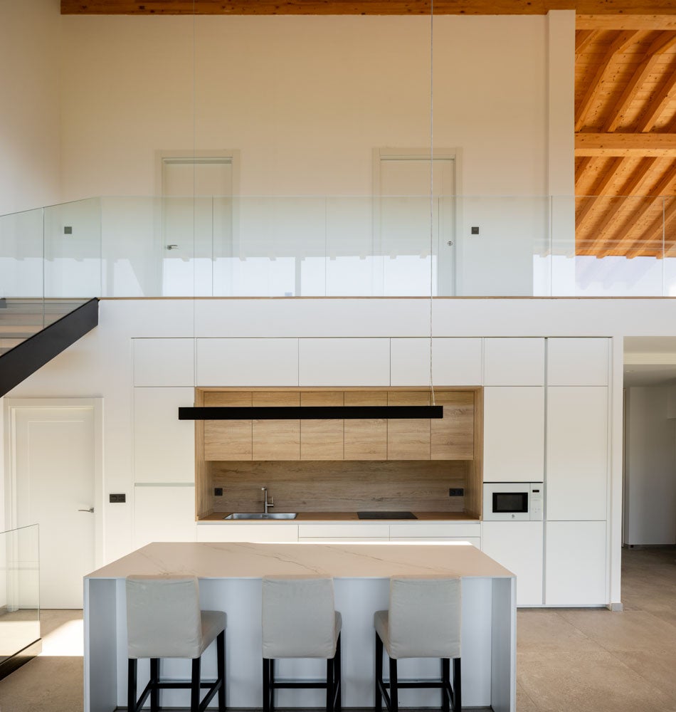 Dos casas en una: el chalet de revista para un padre y su hijo en Urdaibai