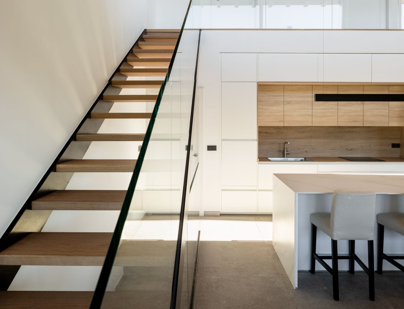 Dos casas en una: el chalet de revista para un padre y su hijo en Urdaibai