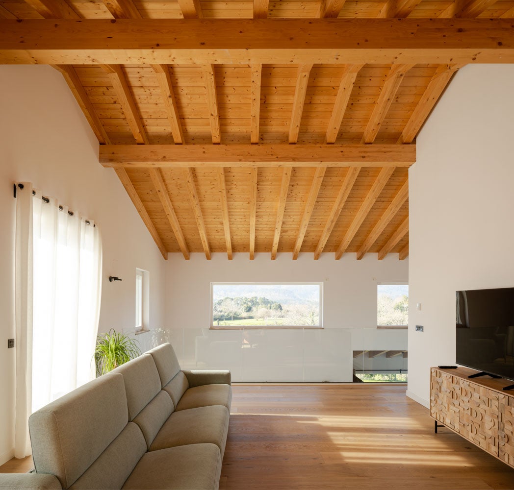 Dos casas en una: el chalet de revista para un padre y su hijo en Urdaibai