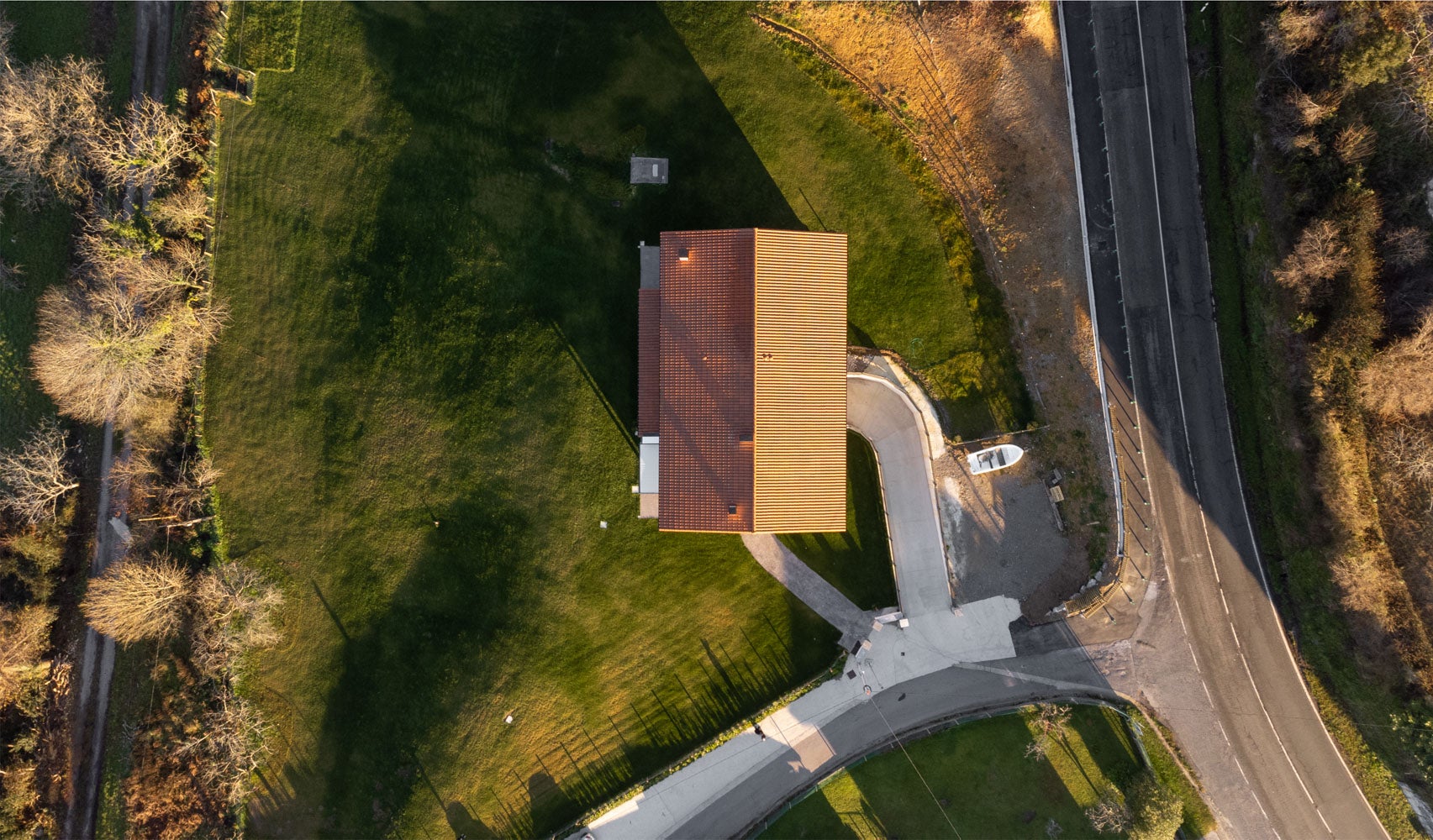 Dos casas en una: el chalet de revista para un padre y su hijo en Urdaibai