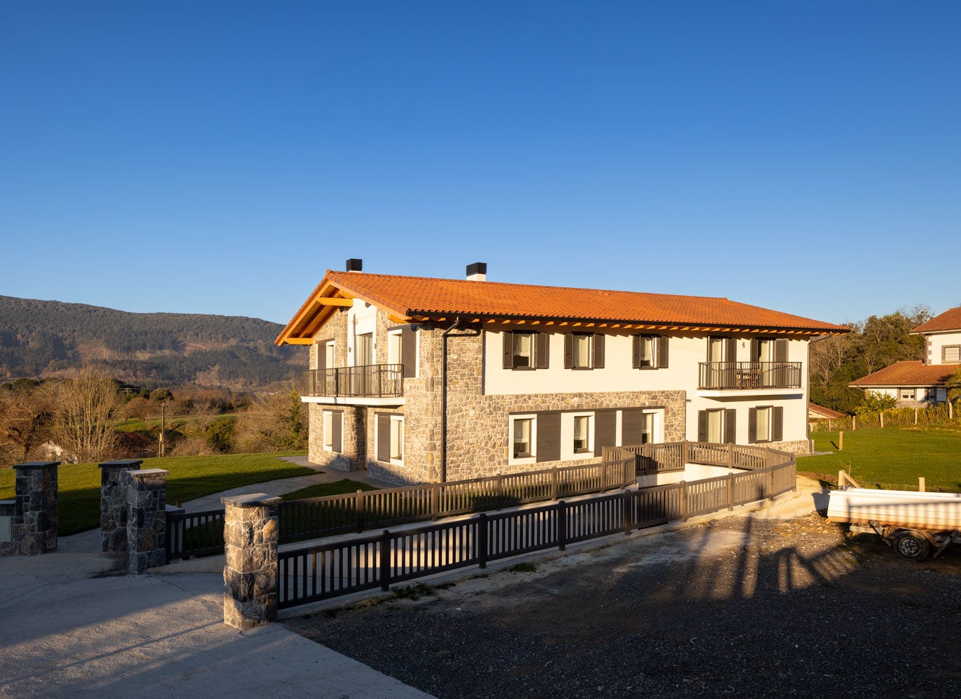 Dos casas en una: el chalet de revista para un padre y su hijo en Urdaibai
