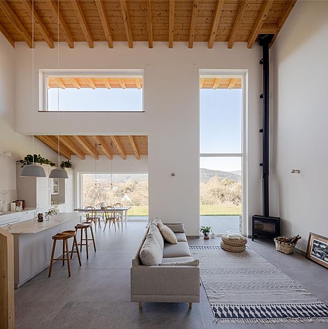 La cocina integrada en el salón de la vivienda del hijo.