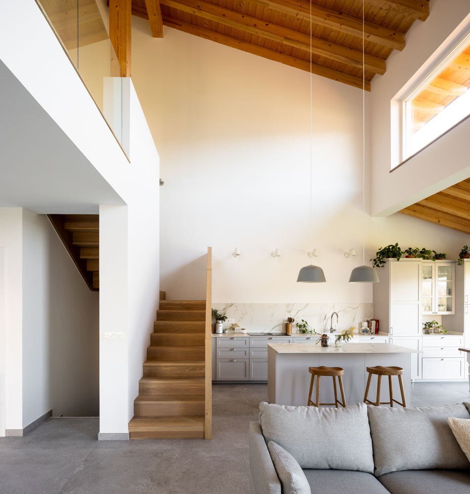 Dos casas en una: el chalet de revista para un padre y su hijo en Urdaibai