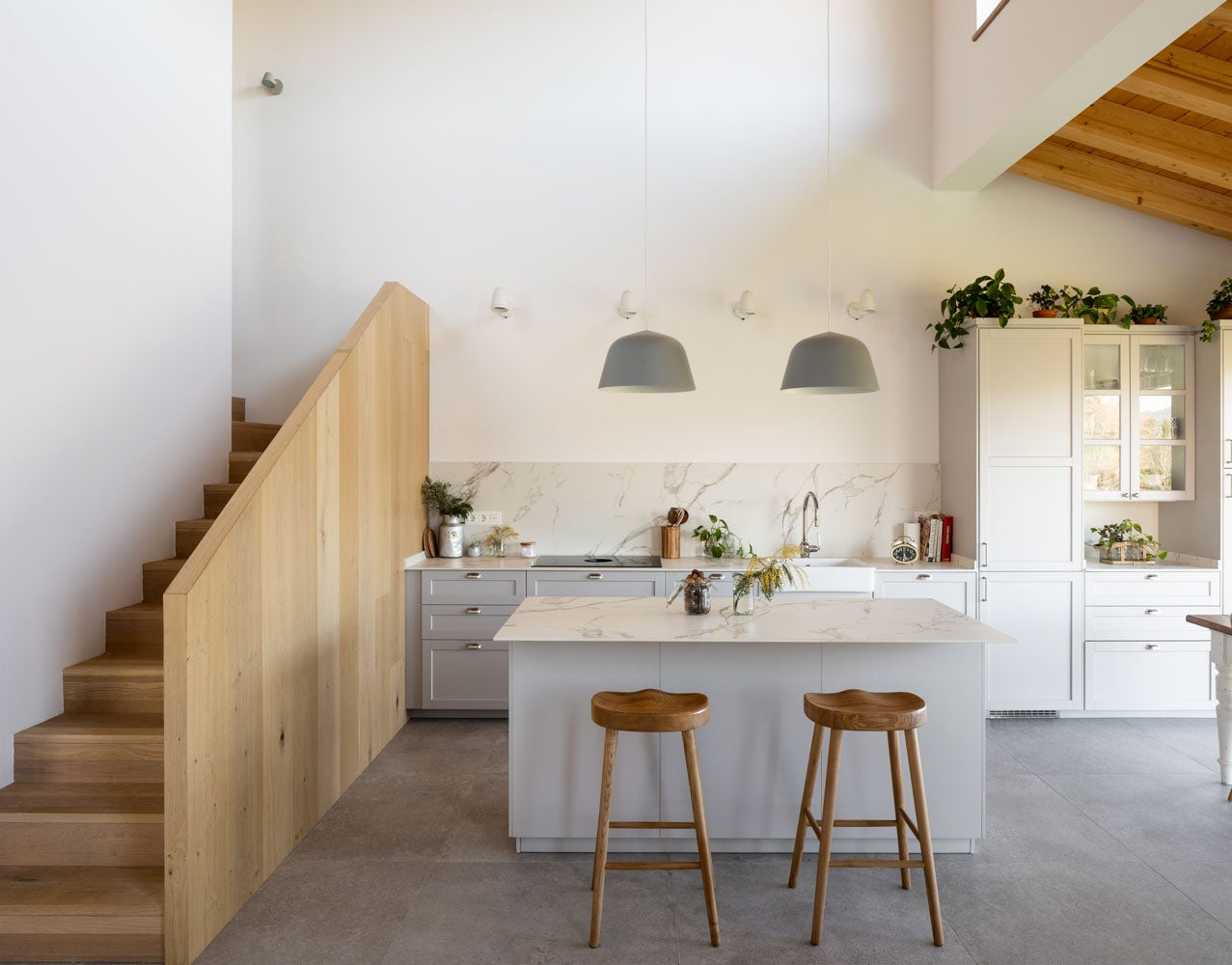 Dos casas en una: el chalet de revista para un padre y su hijo en Urdaibai