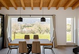 Dos casas en una: el chalet de revista para un padre y su hijo en Urdaibai.