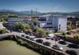 Imagen de la antigua fábrica de cubiertos Dalia de Gernika, sitúa junto a la ría, que se espera reconvertir en una de las dos sedes del Museo Guggenheim de Urdaibai.