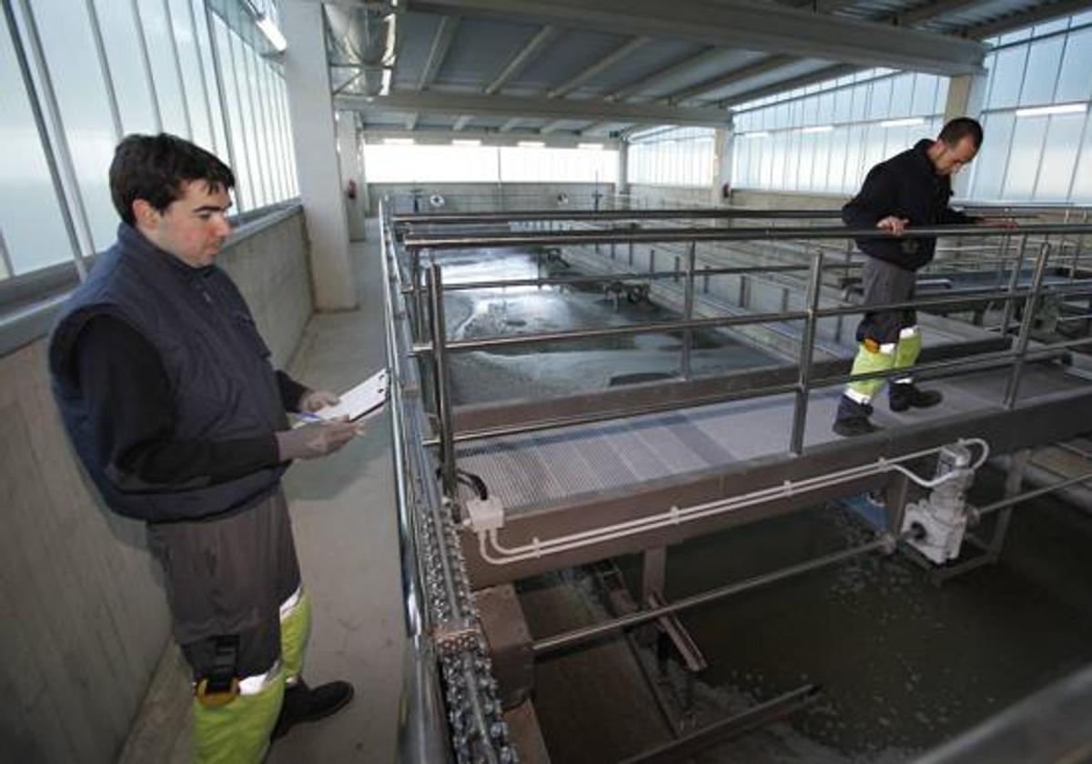 Operarios trabajando en la depuradora de Lamiaran.