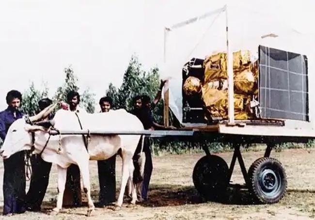 El satélite Apple en un carro tirado por un buey en 1981.