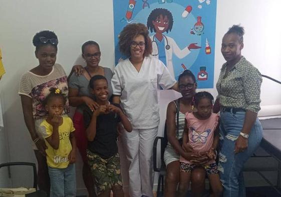 La doctora Manuela Santos Lima con varios de sus pequeños pacientes en el consultorio de Cabo Verde.