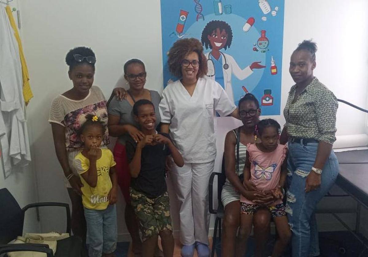 La doctora Manuela Santos Lima con varios de sus pequeños pacientes en el consultorio de Cabo Verde.