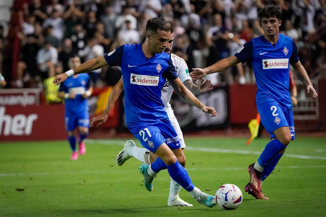 Carbonell, durante el choque en el Carlos Belmonte.