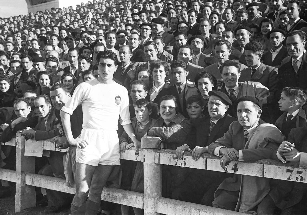 Juan Carlos Díaz Fernández de Quincoces con el Valencia en Mendizorroza en 1956.