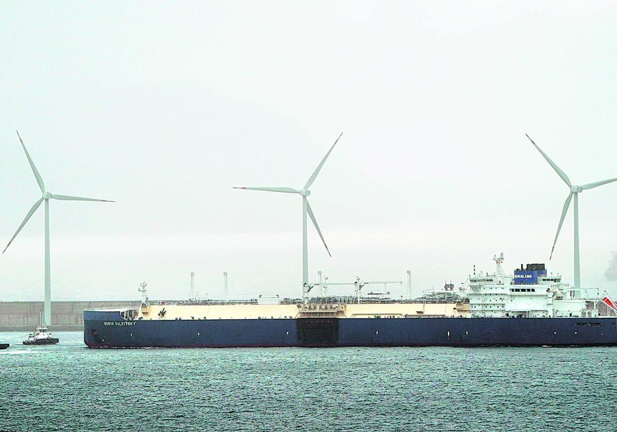 Metanero ruso en aguas del Puerto de Bilbao, el pasado martes.