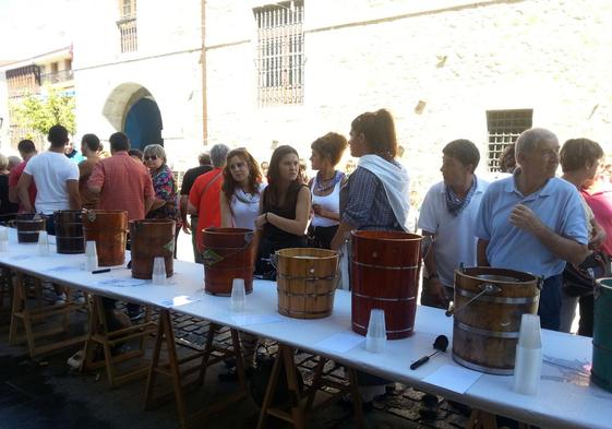 Vecinos esperan a degustar las bebidas elaboradas en una edición anterior.