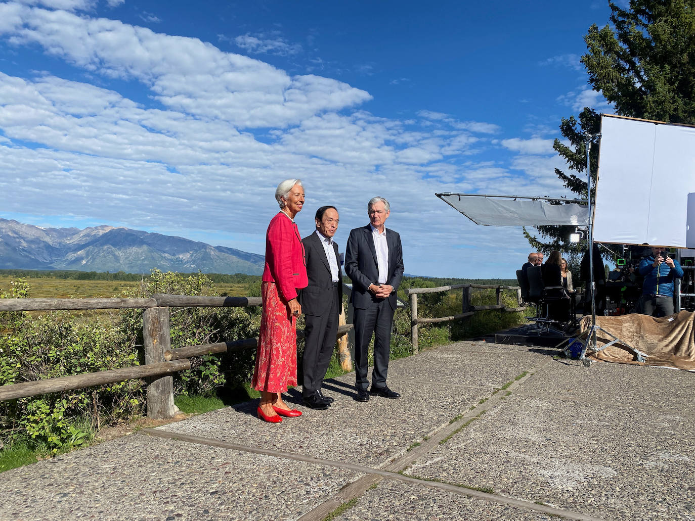 La presidenta del Banco Central Europeo, Christine Lagard; el gobernador del Banco de Japón, Kazuo Ueda y el presidente del Sistema de la Reserva Federal de EE UU, Jerome Powell, durante el encuentro mantenido en Jackson Hole.