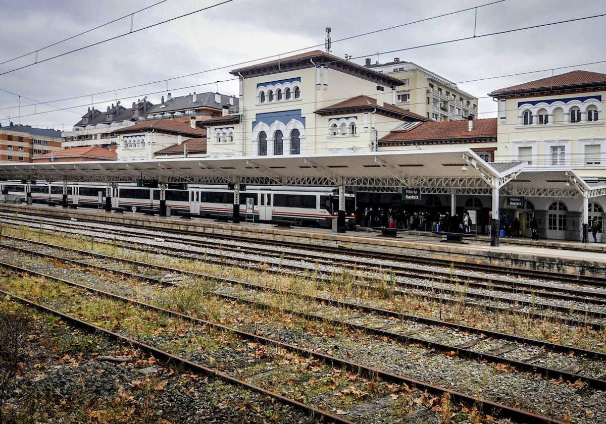 El Gobierno vasco lleva año y medio esperando la encomienda para soterrar la estación de Dato