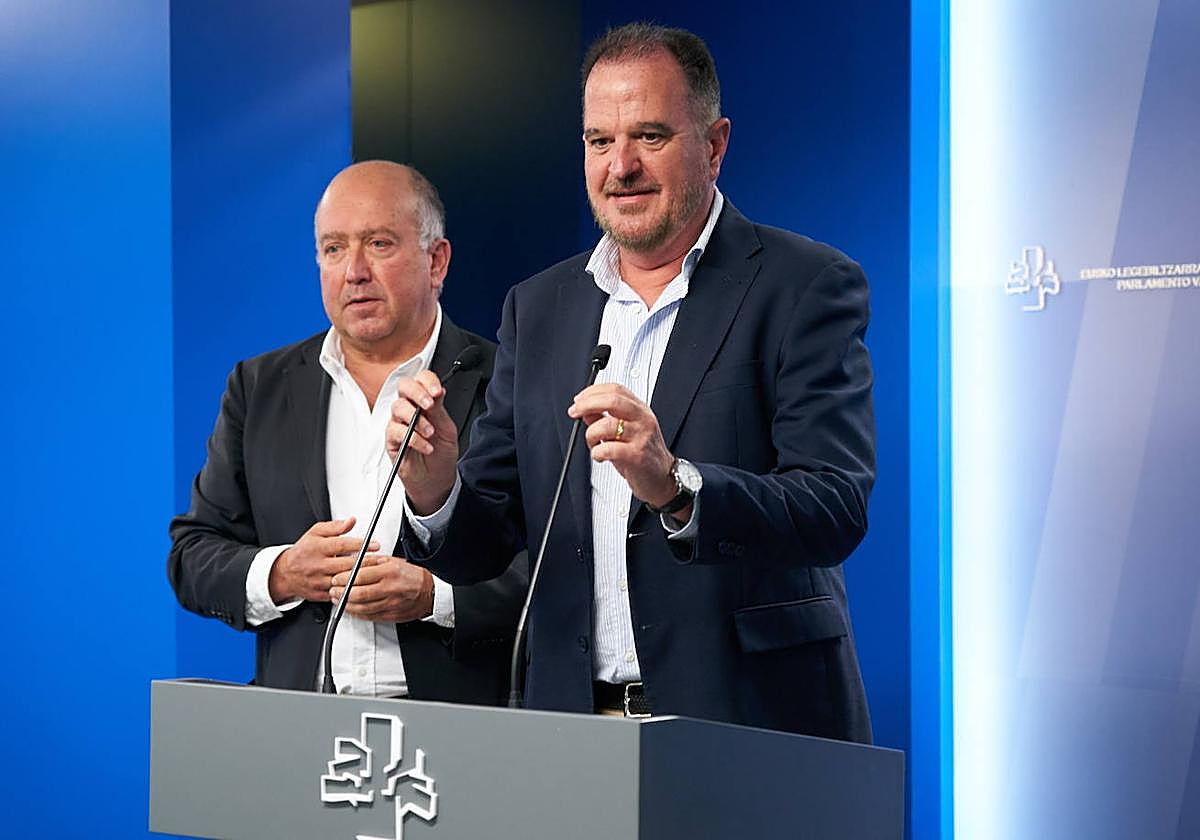 Carmelo Barrio y Carlos Iturgaiz, en una rueda de prensa este viernes en el Parlamento vasco.