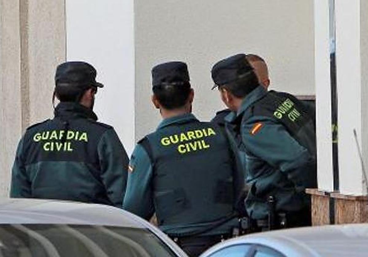 Tres agentes de la Guardia Civil, en una imagen de archivo.