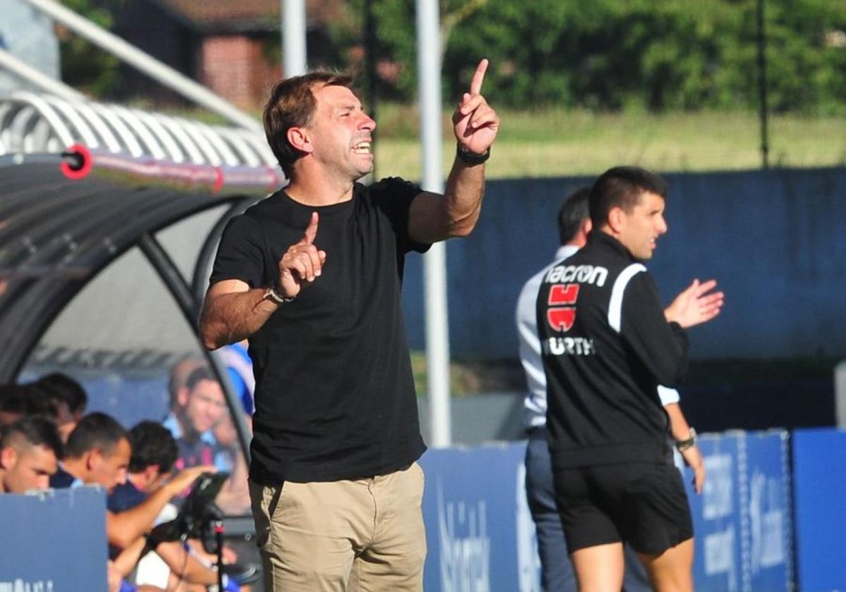 Haritz Mujika da órdenes a sus jugadores en el transcurso de un partido en Lezama.